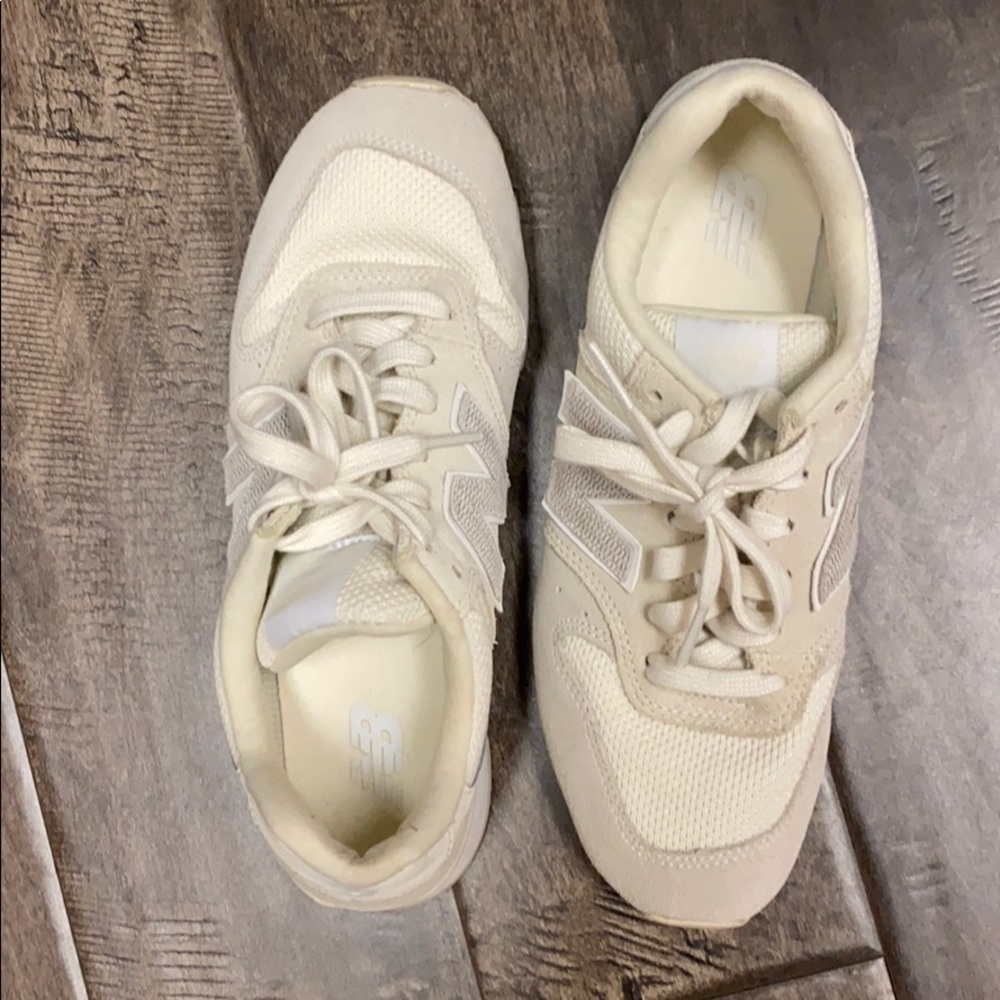 New Balance tennis shoes